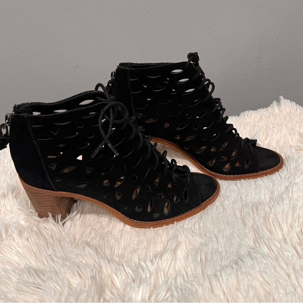 Gianni Bini cut-off‎ sandals size 8.5